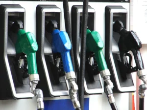 Gobierno congela precios de los combustibles