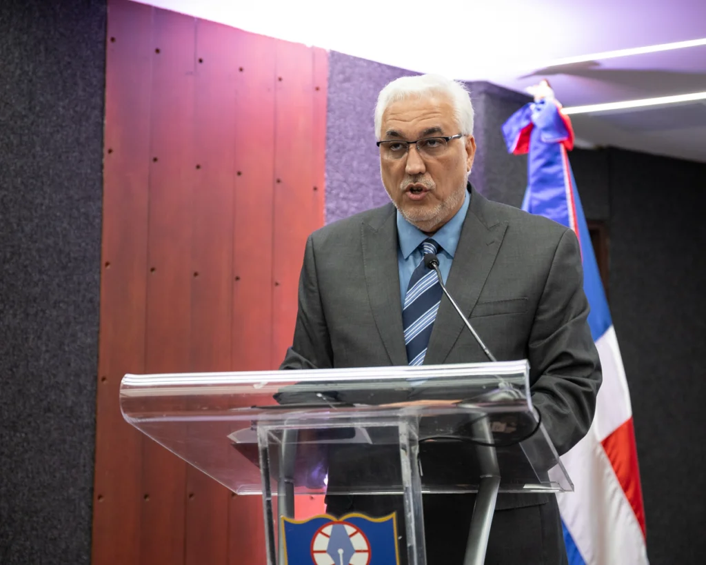 Lic. Erik Pérez Vega, rector de UNAPEC.