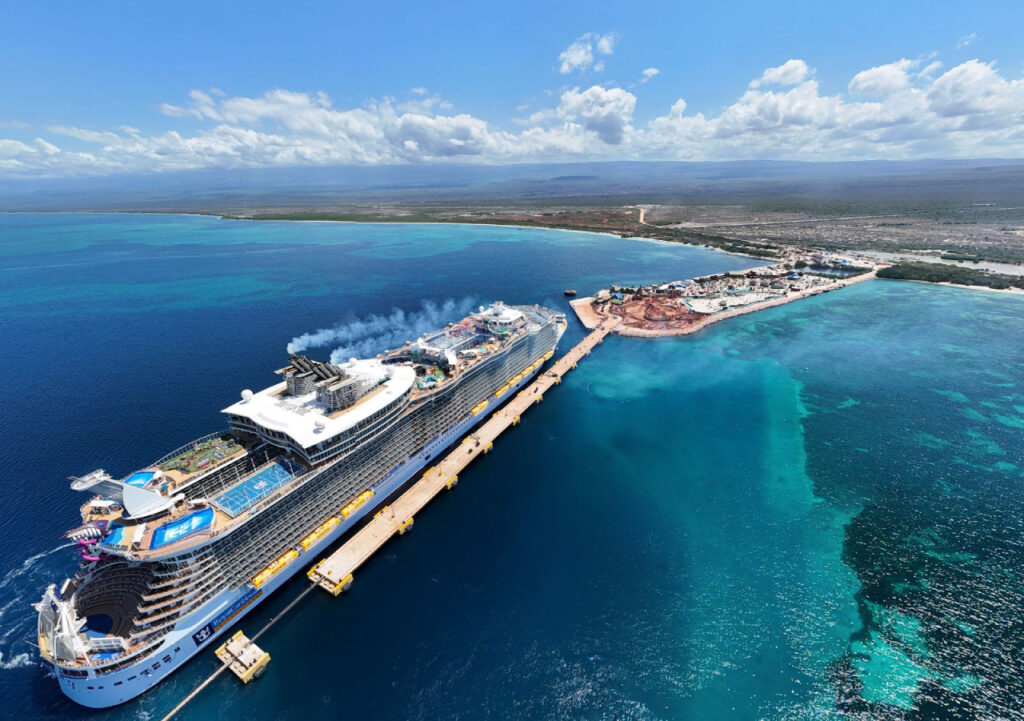 El "Oasis of the Seas" arribando a Cabo Rojo, Pedernales
