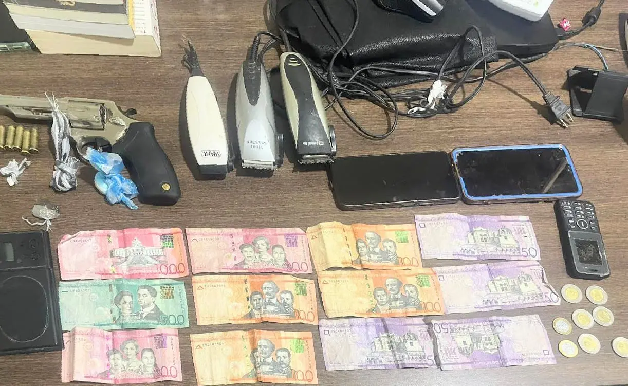 Policía apresa dos hombres con arma ilegal y drogas en Barahona
