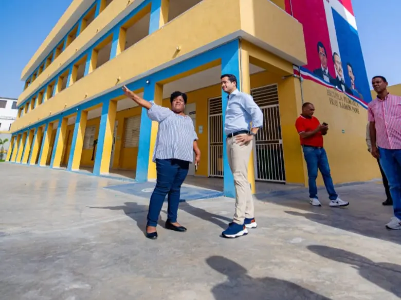 Omar Fernández critica mal estado de escuelas; propone modelo STEAM