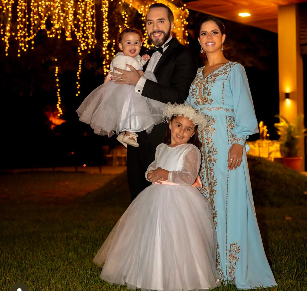 Bukele, Gabriela y sus dos hijas