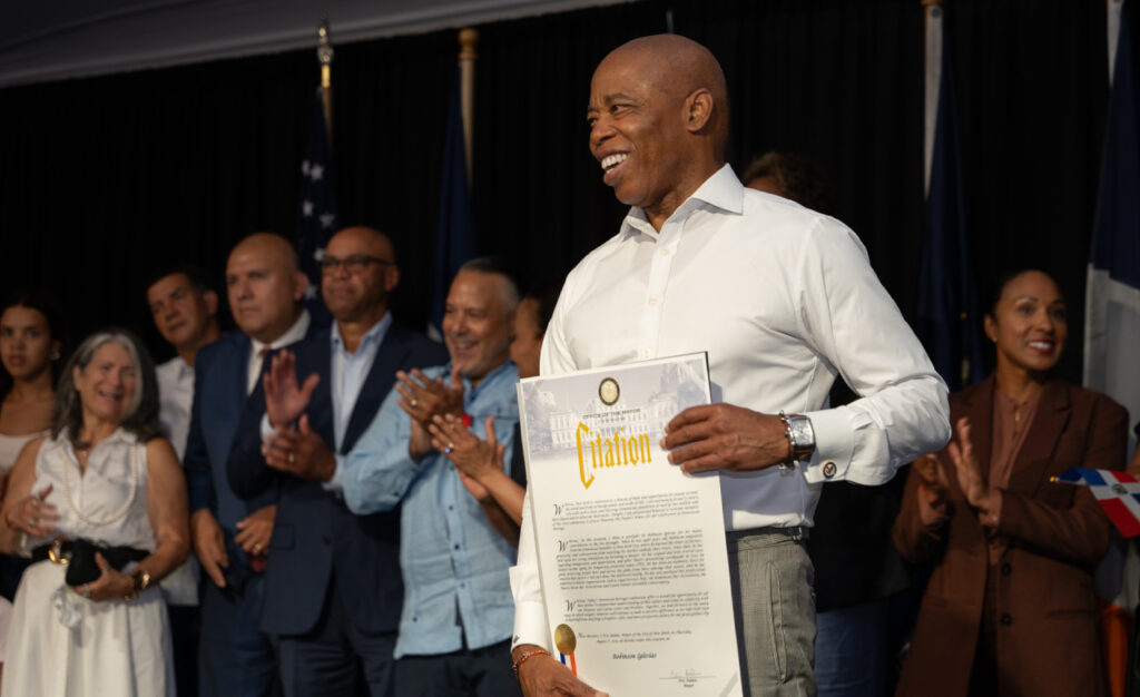 Adams reconoce a bodegueros y policías dominicanos