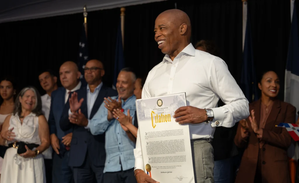 Adams reconoce a bodegueros y policías dominicanos