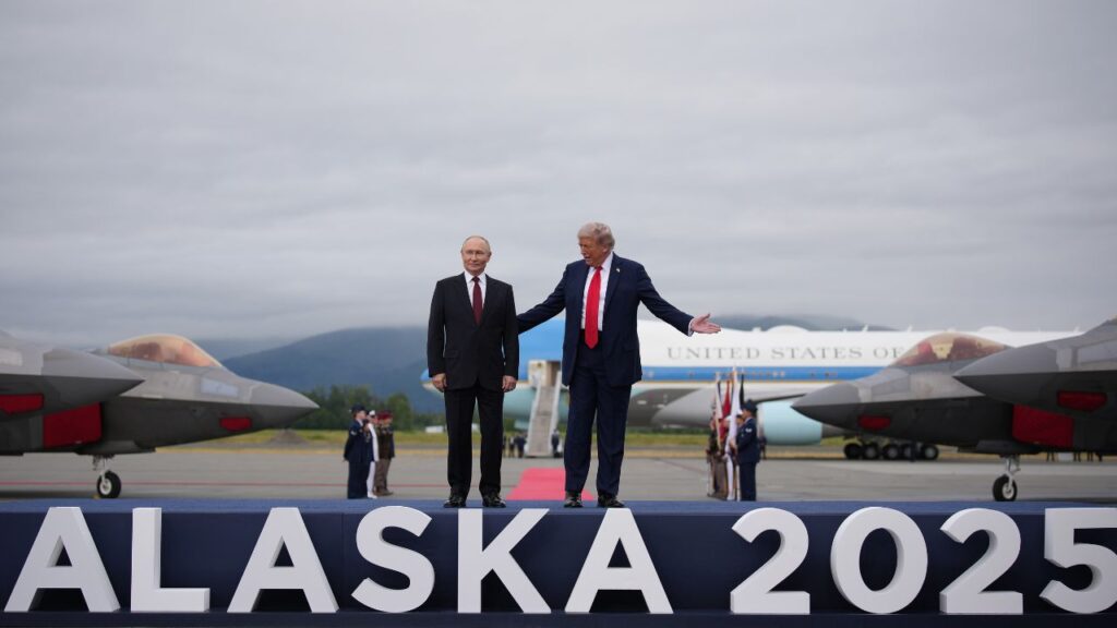 Putin y Trump se saludan en Alaska durante cumbre histórica
