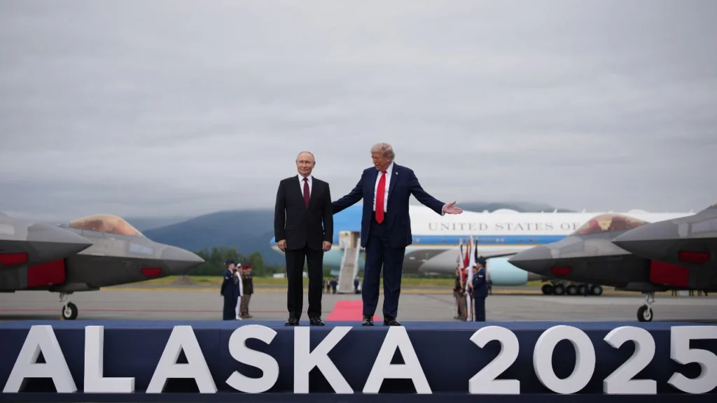 Putin y Trump se saludan en Alaska durante cumbre histórica