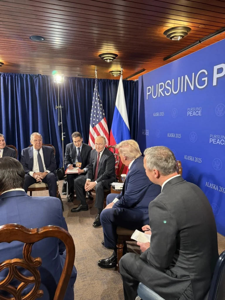 La cumbre Trump y Putin se celebra en formato "tres por tres"