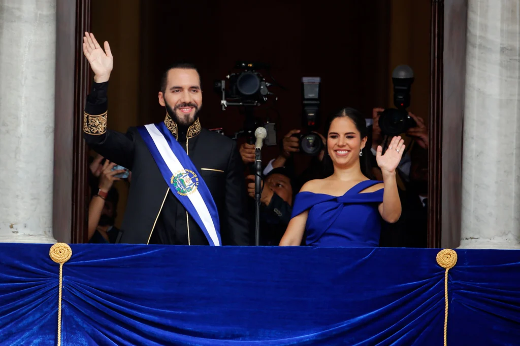 Bukele y Gabriela comparten no solo amor, sino también pensamiento político