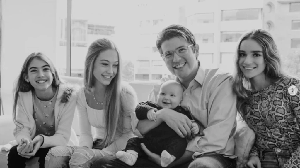 Miguel Uribe Turbay junto a su familia. En sus brazos, su hijo Alejandro, hoy de cuatro años