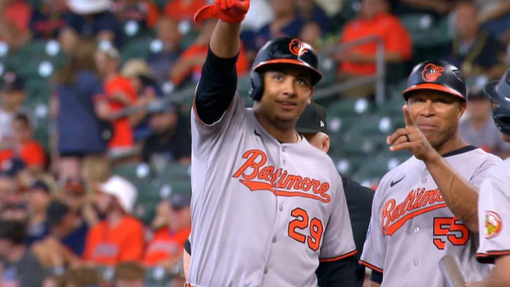 Samuel Basallo celebra su debut con los Orioles tras conectar su primer hit en MLB