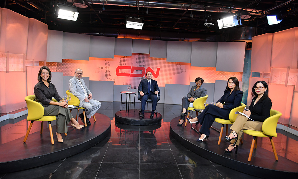 José Ignacio Paliza junto al panel de la entrevista especial de CDN 37 y El Caribe