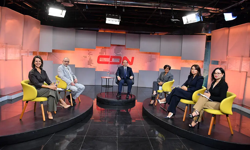 José Ignacio Paliza junto al panel de la entrevista especial de CDN 37 y El Caribe