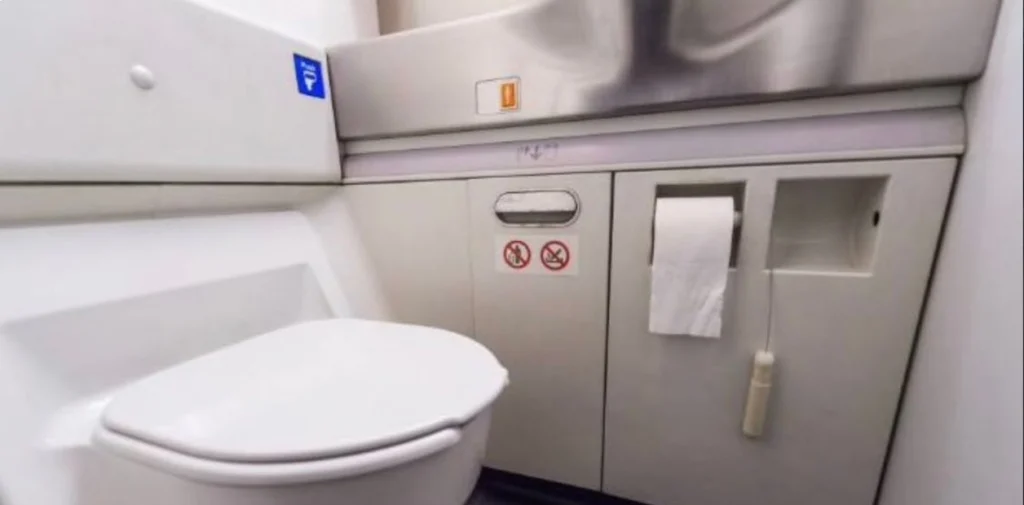 El avión despegó con un baño fuera de servicio y el resto dejó de funcionar durante el vuelo