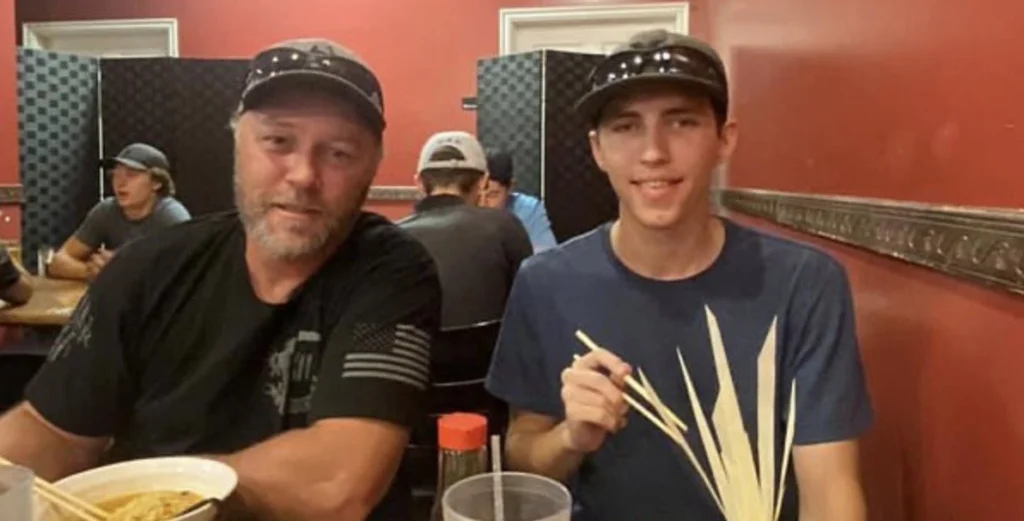 Tyler Robinson junto a su padre, un ex sheriff retirado