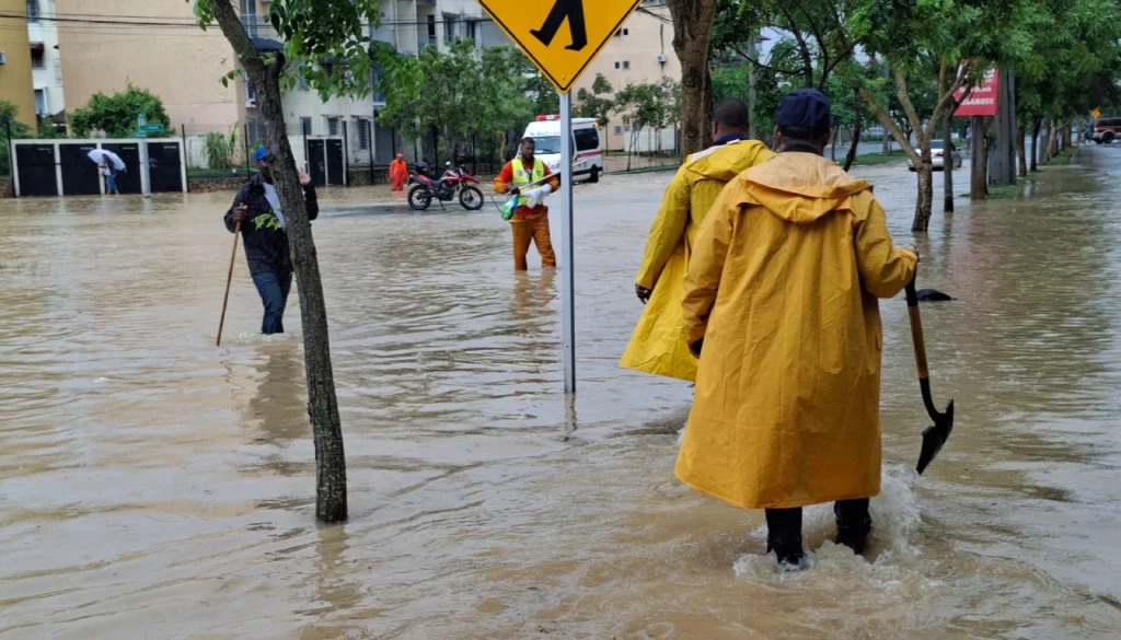 En SDE intensifican la limpieza de imbornales para mitigar inundaciones