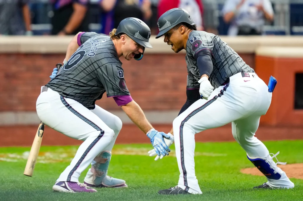 Juan Soto celebra su cuadrangular número 40 con los Mets de Nueva York.
