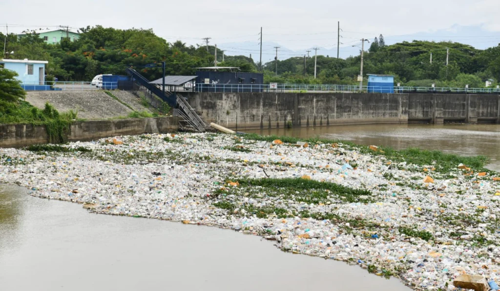 Río Yaque del Norte en Santiago arropado por plástico arrastrados por las lluvias.