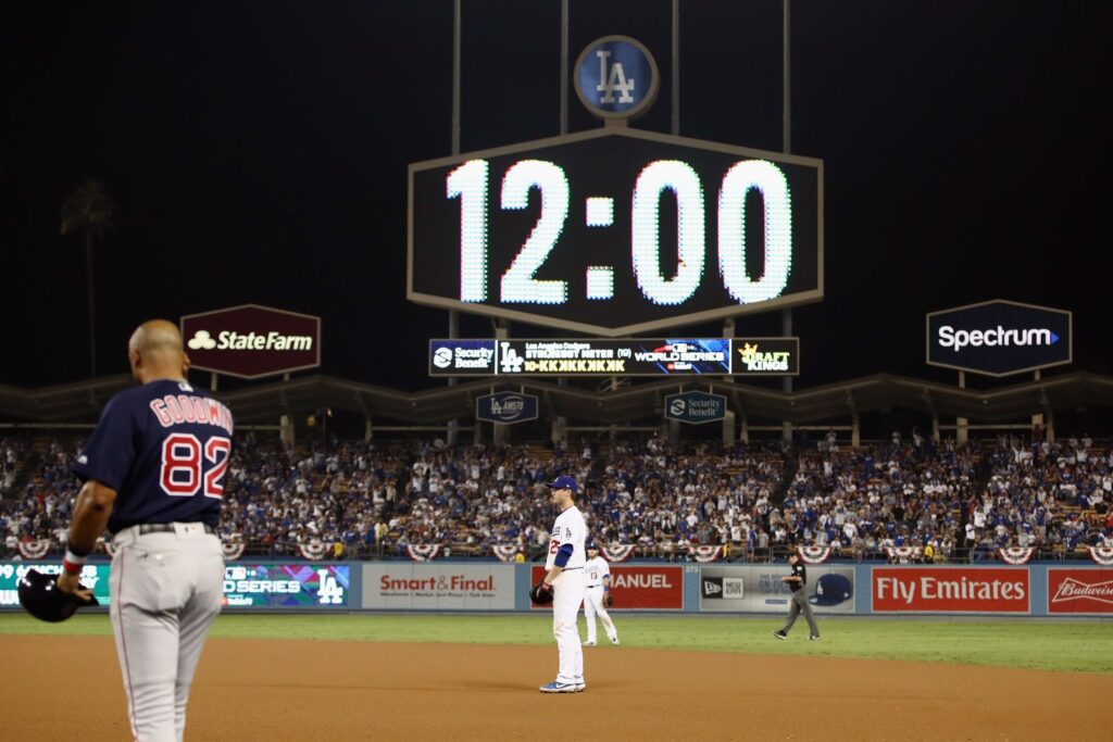 El marcador marcaba las 12 de la noche cuando el tercer partido entraba en la decimoséptima entrada en el Dodger Stadium.