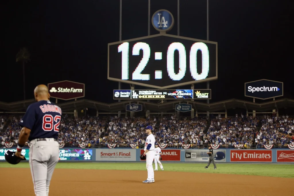 El marcador marcaba las 12 de la noche cuando el tercer partido entraba en la decimoséptima entrada en el Dodger Stadium.