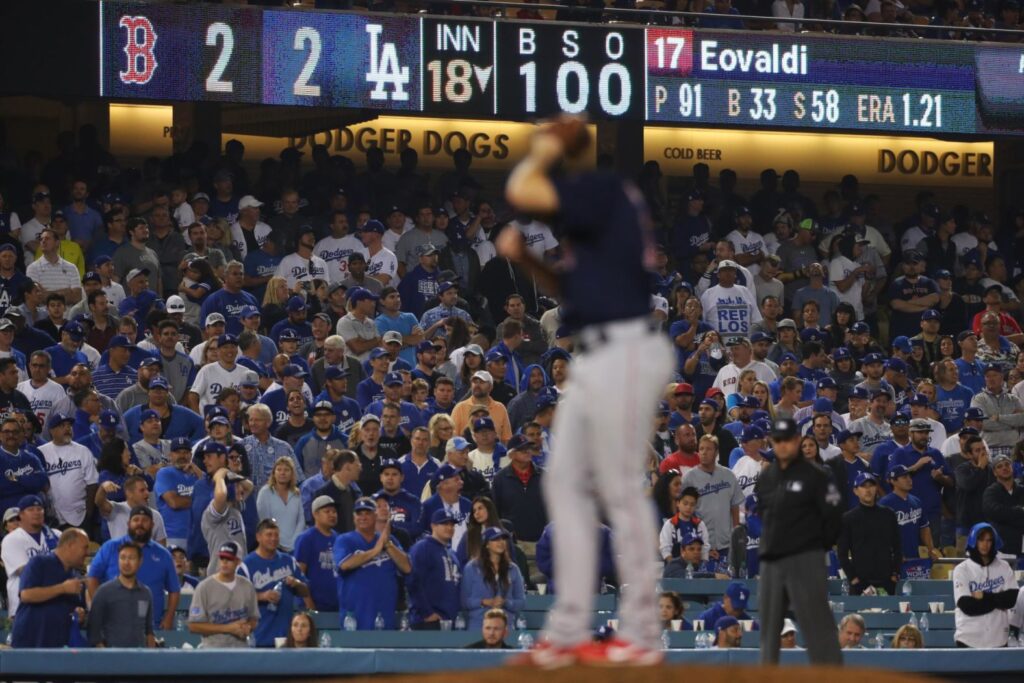 El tablero LED muestra el marcador durante la entrada 18 del Juego 3 de la Serie Mundial en Los Ángeles el viernes 26 de octubre. Los Dodgers ganaron 3-2.