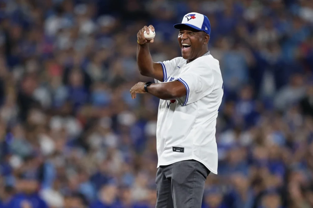 Joe Carter, autor de uno de los HR más icónicos lanzó la primera bola. AFP