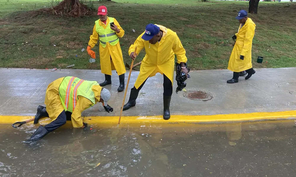 Brigadistas de la Alcaldía del Distrito Nacional realizan limpieza preventiva.