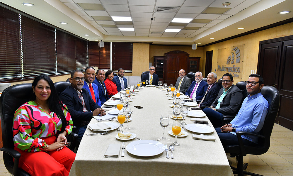 Vitelio Mejía junto al personal de Multimedios del Caribe en el almuerzo.