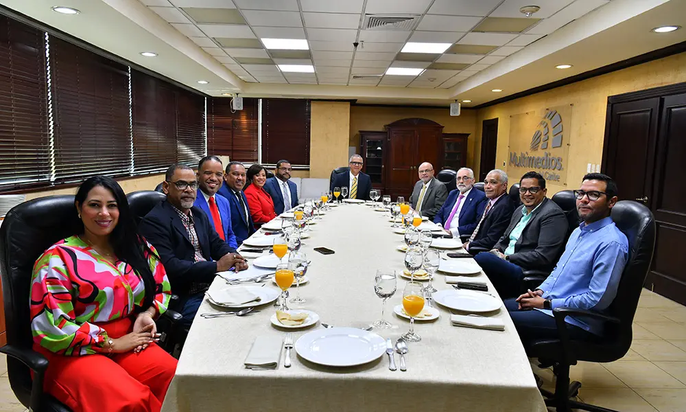 Vitelio Mejía junto al personal de Multimedios del Caribe en el almuerzo.