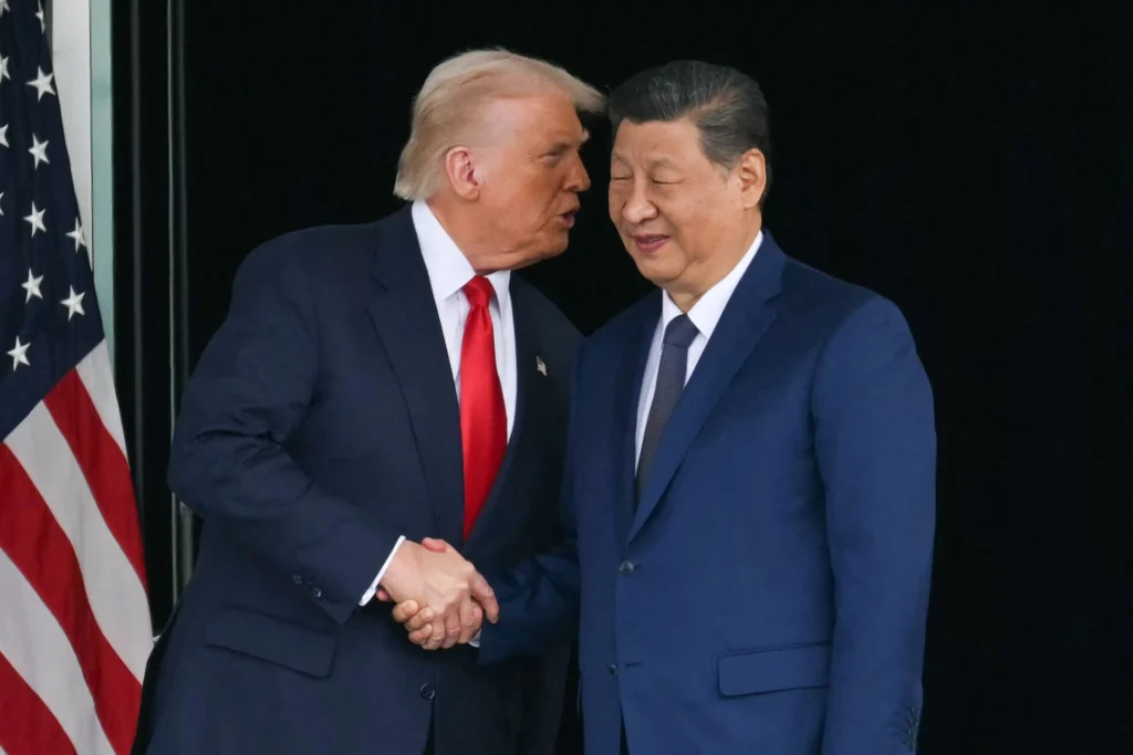 Trump y Xi se saludan en la cumbre de Corea del Sur tras anunciar una tregua comercial de un año. (AFP)