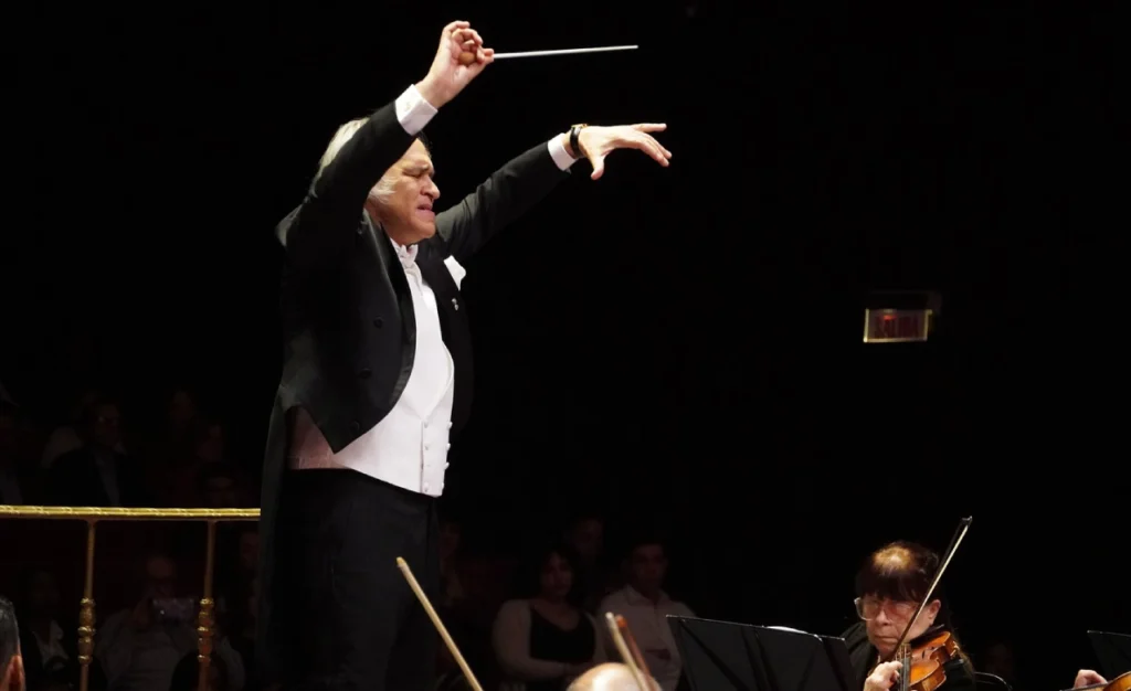 El maestro José Antonio Molina, conduciendo la Sinfonía N°5 de Gustav Mahler