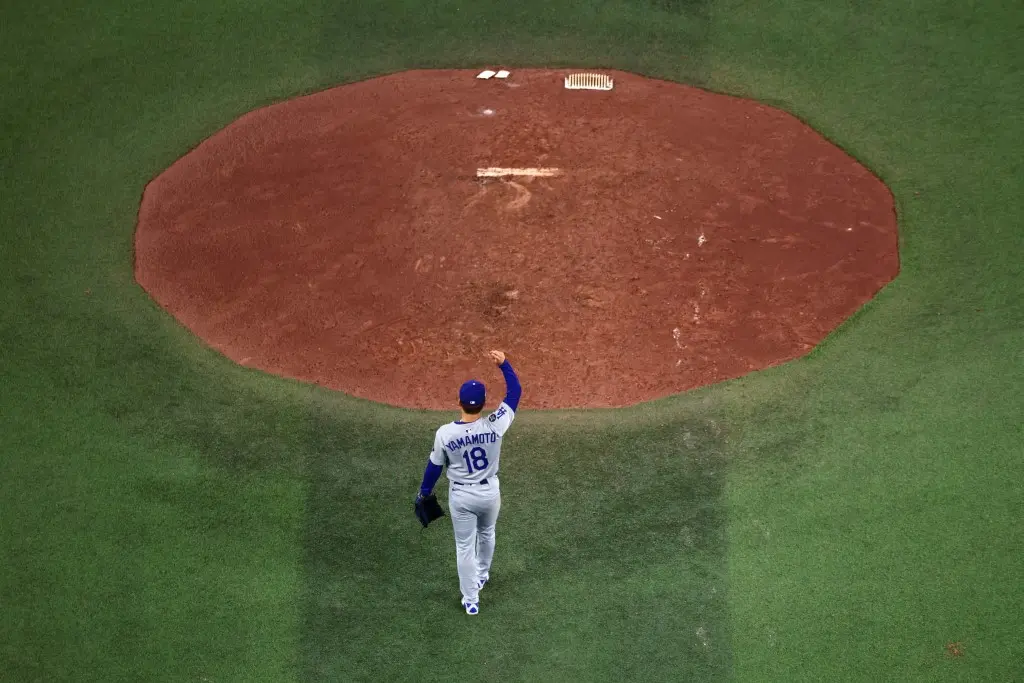 Yoshinobu Yamamoto celebra tras completar el juego con victoria sobre los Blue Jays en Toronto. AFP