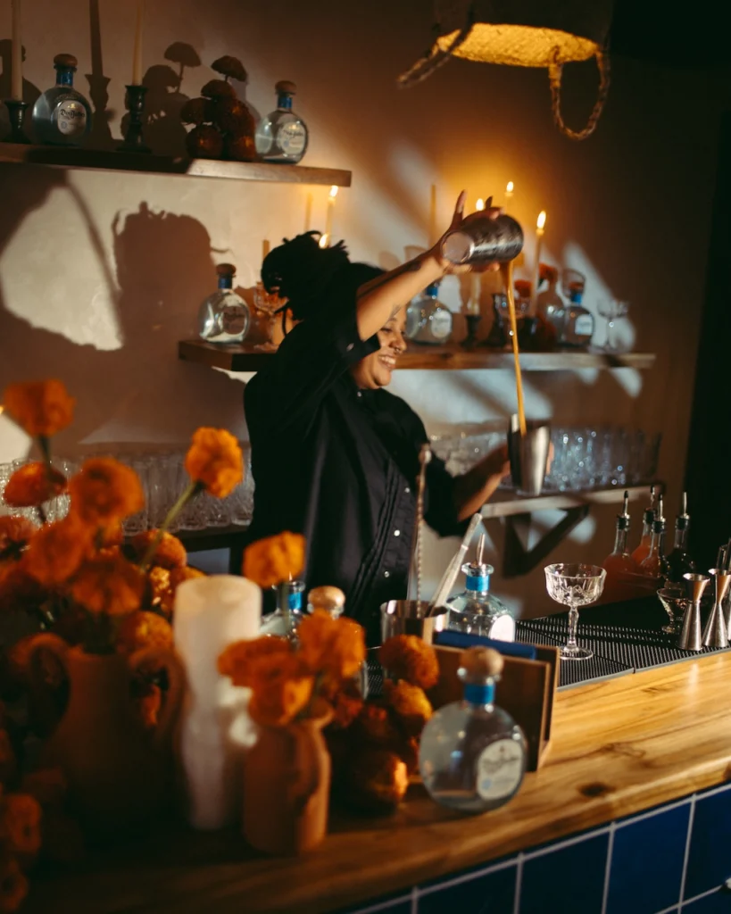 Panadería Don Julio en Santo Domingo celebra el Día de Muertos con pan, arte y tequila