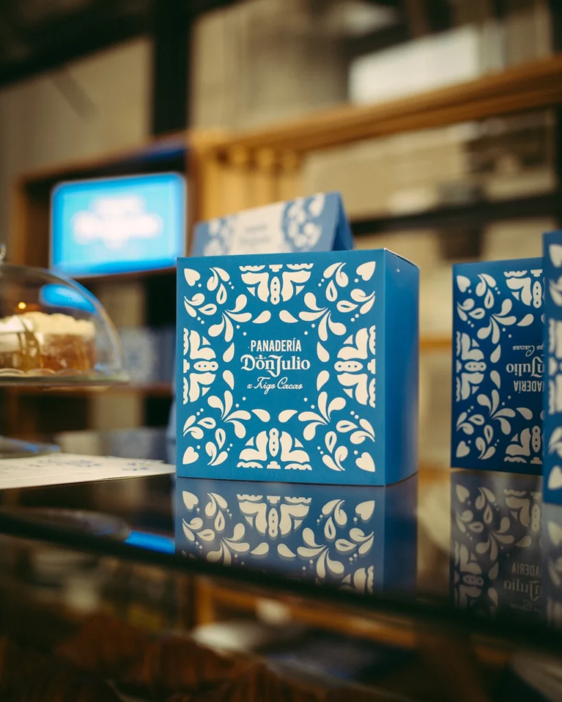 Panadería Don Julio en Santo Domingo celebra el Día de Muertos con pan, arte y tequila