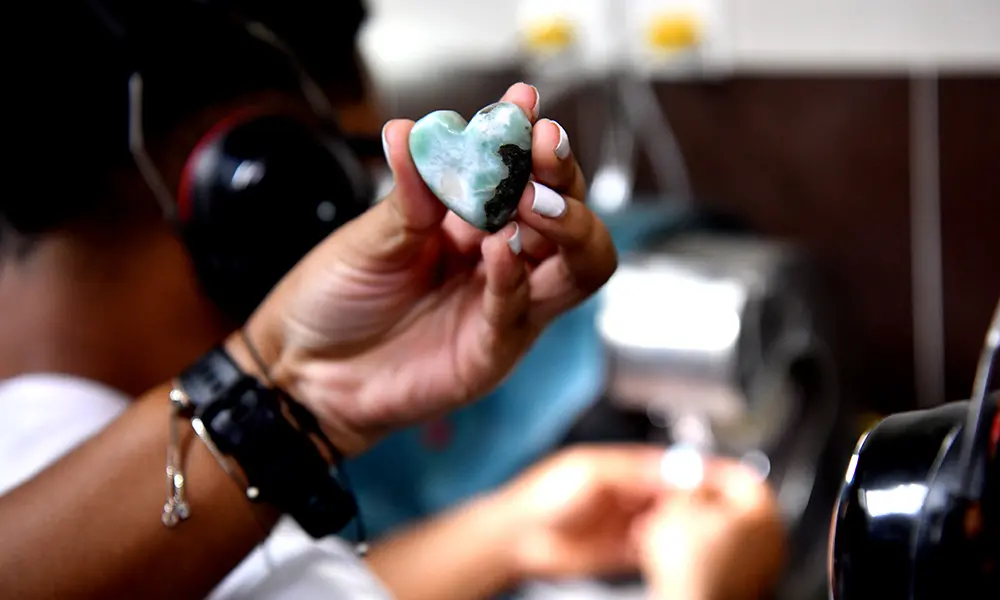 Con la piedra de Larimar se realizan collares y obras decorativas. Foto Danny Polanco