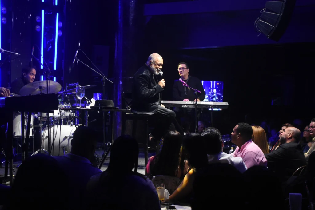 ofreció un concierto íntimo y emotivo de 2 horas y 10 minutos.