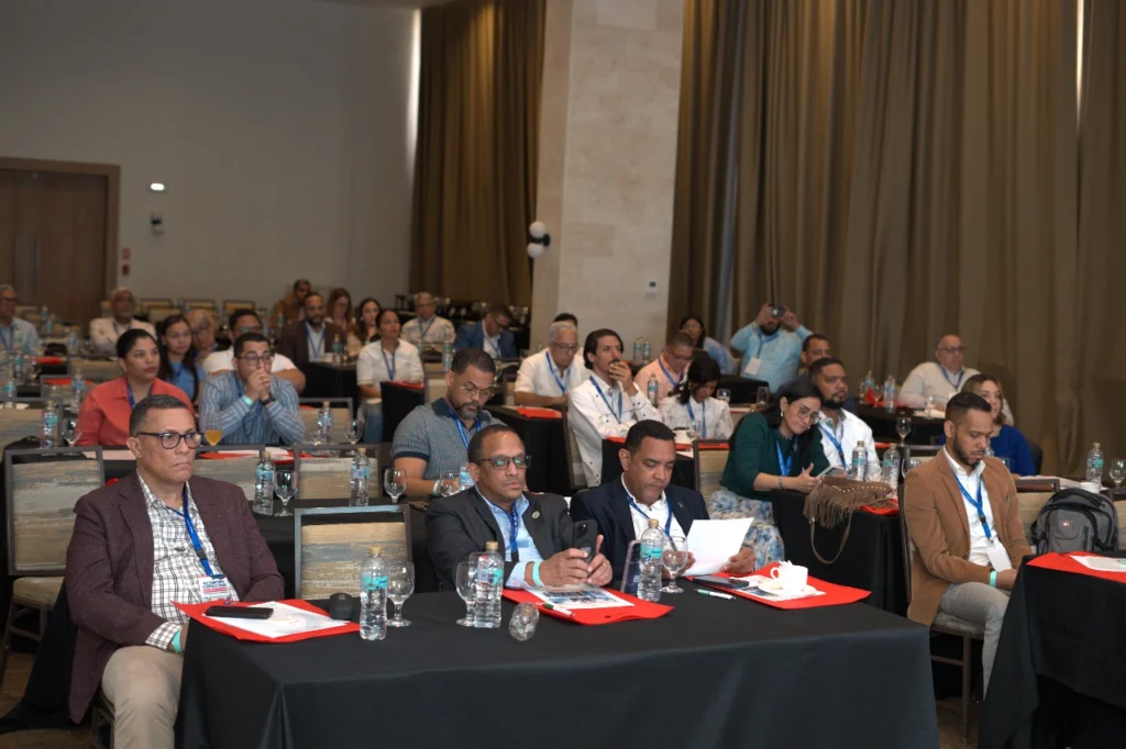 un grupo de médicos especialistas recibieron su certificado como diplomantes