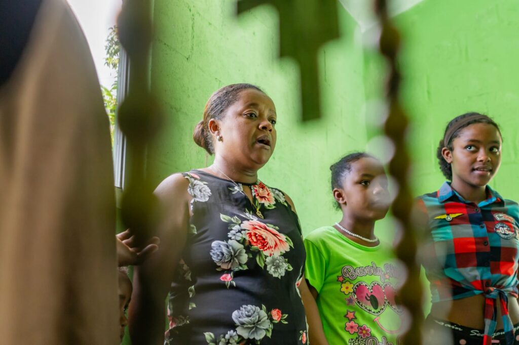 Fundación Futuro Cierto entrega casas a familias de Elías Piña