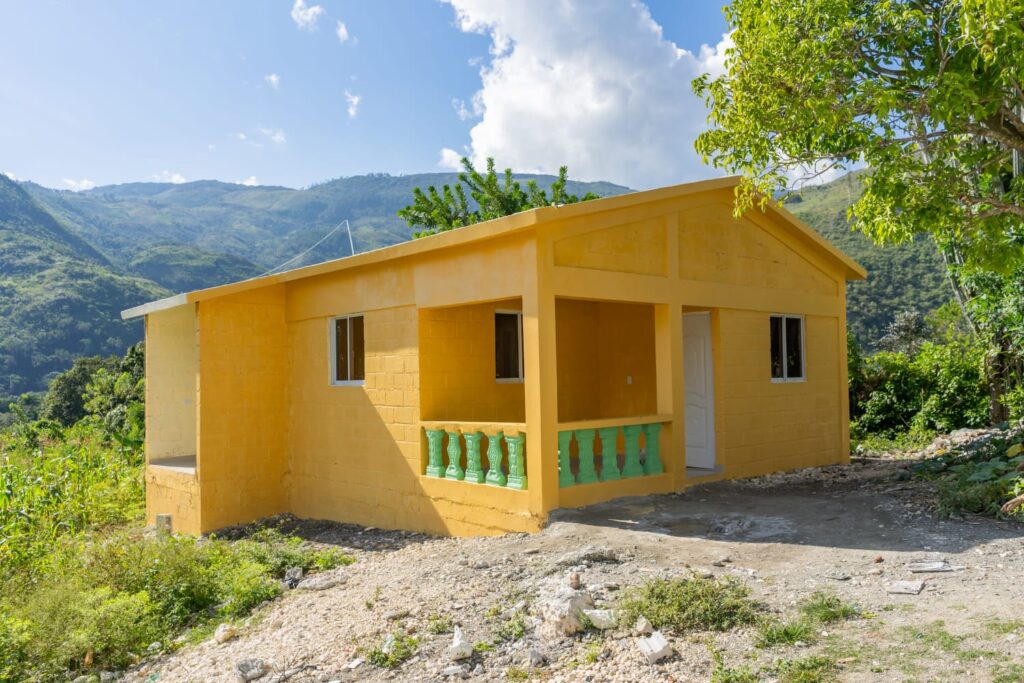Fundación Futuro Cierto entrega casas a familias de Elías Piña