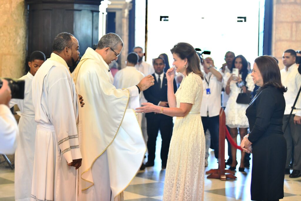 Mons. Morel Diplán junto a la vicepresidenta Raquel Peña