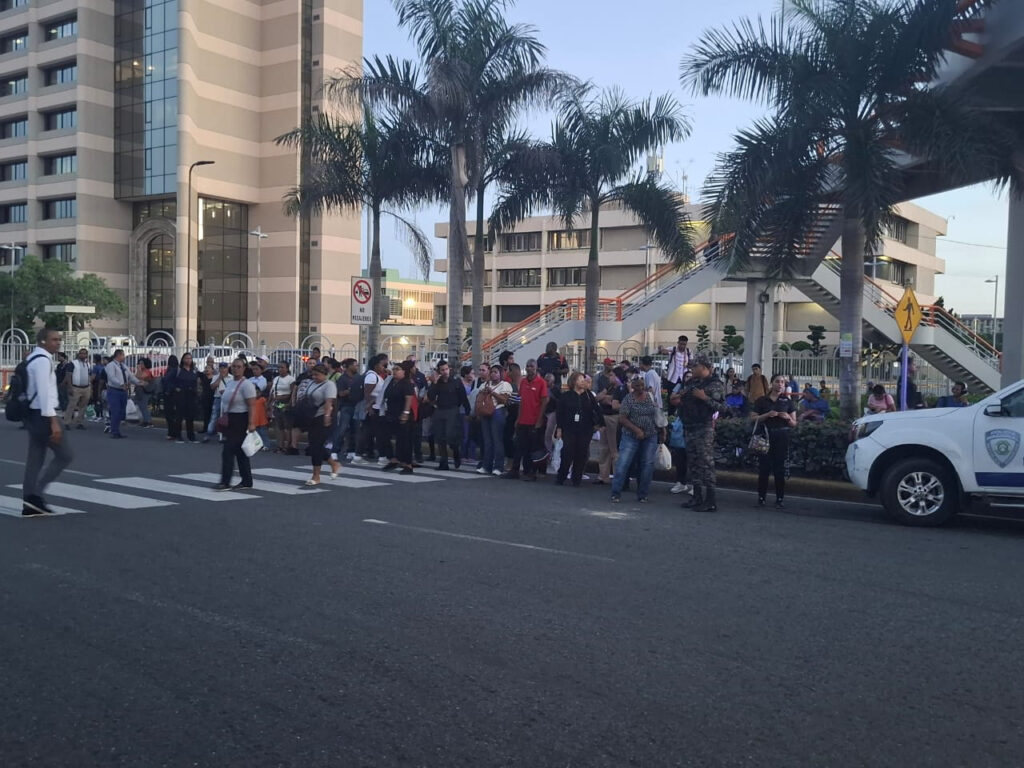 La contingencia por el blackout se prolongó hasta altas horas de la noche