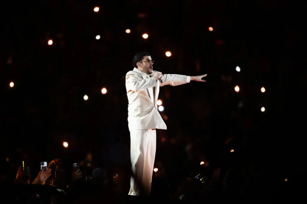 Bad Bunny durante su presentación en el Estadio Olímpico Félix Sánchez en Santo Domingo.