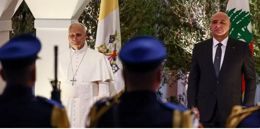 El itinerario oficial del papa incluyó un desplazamiento directo al Palacio Presidencial, ubicado a las afueras de la ciudad, para mantener un encuentro con el presidente libanés Joseph Aoun.
