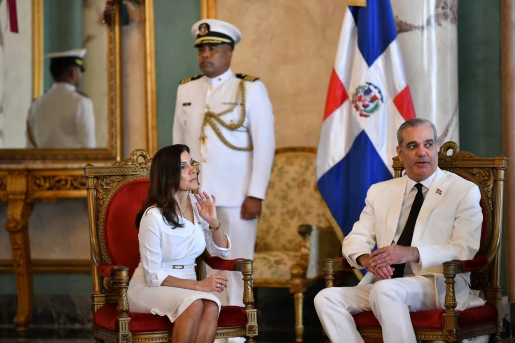 Durante la ceremonia, el jefe de Estado estuvo acompañado por la vicepresidenta Raquel Peña y el canciller Roberto Álvarez, quienes participaron en la recepción de los diplomáticos. Foto Danny Polanco