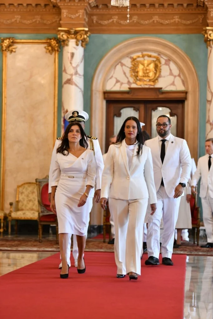 Durante la ceremonia, el jefe de Estado estuvo acompañado por la vicepresidenta Raquel Peña y el canciller Roberto Álvarez, quienes participaron en la recepción de los diplomáticos. Foto Danny Polanco