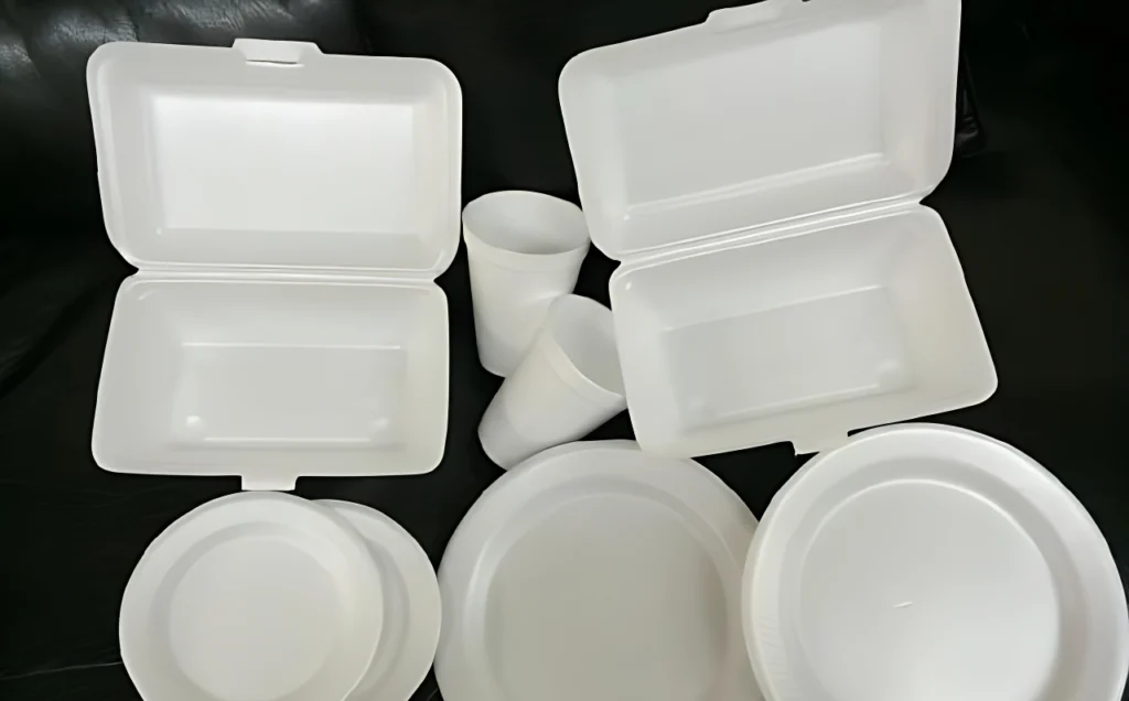 Proponen plazo de 12 meses para eliminar el foam y plásticos de un solo uso.