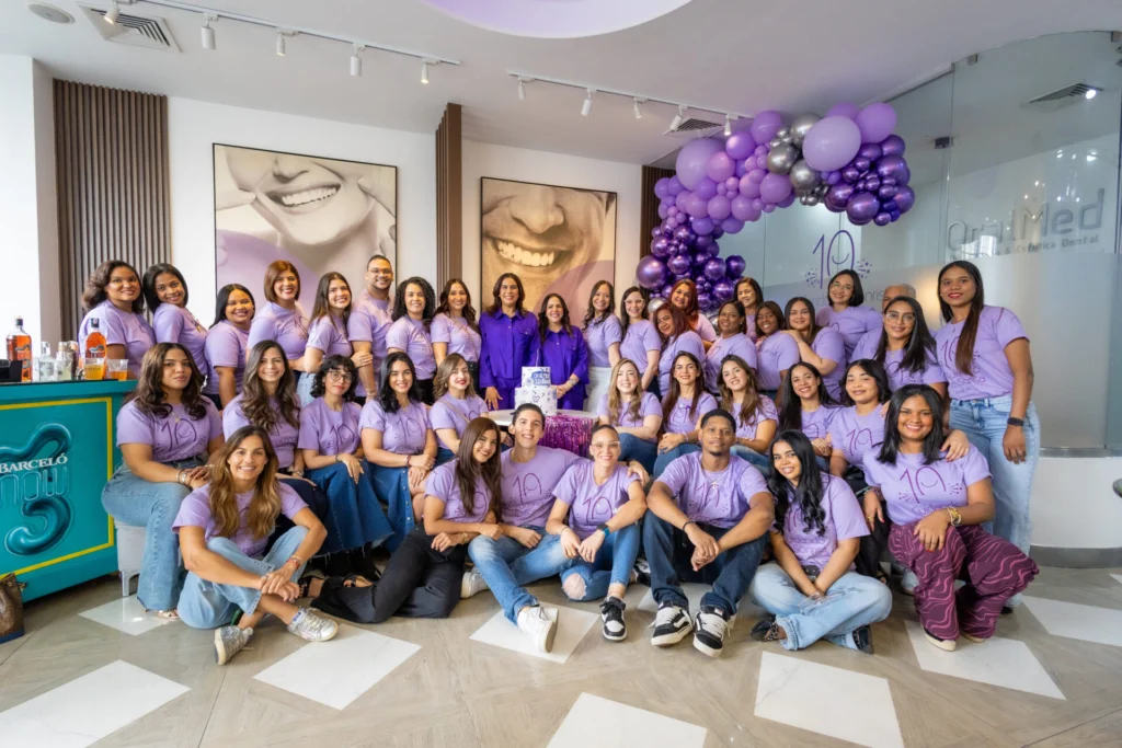Especialistas y el equipo administrativo de OralMed Clínica Dental
