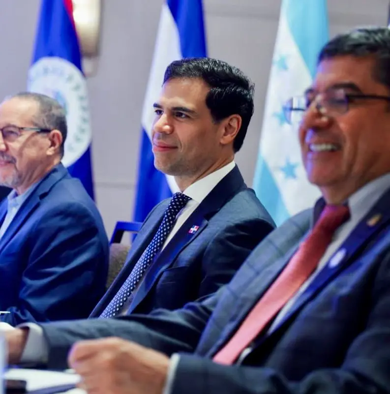 Al centro el ministro de Cultura dominicano, Roberto Ángel Salcedo, entre colegas (Foto servida)