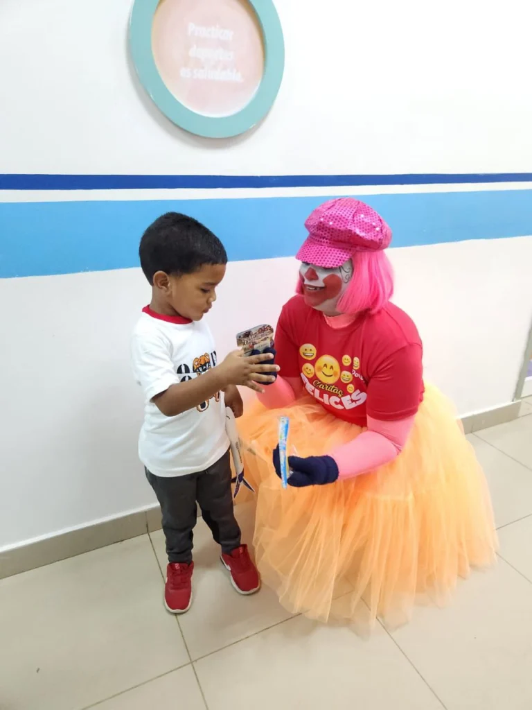 Payasita Poli llevando alegría a los hospitales