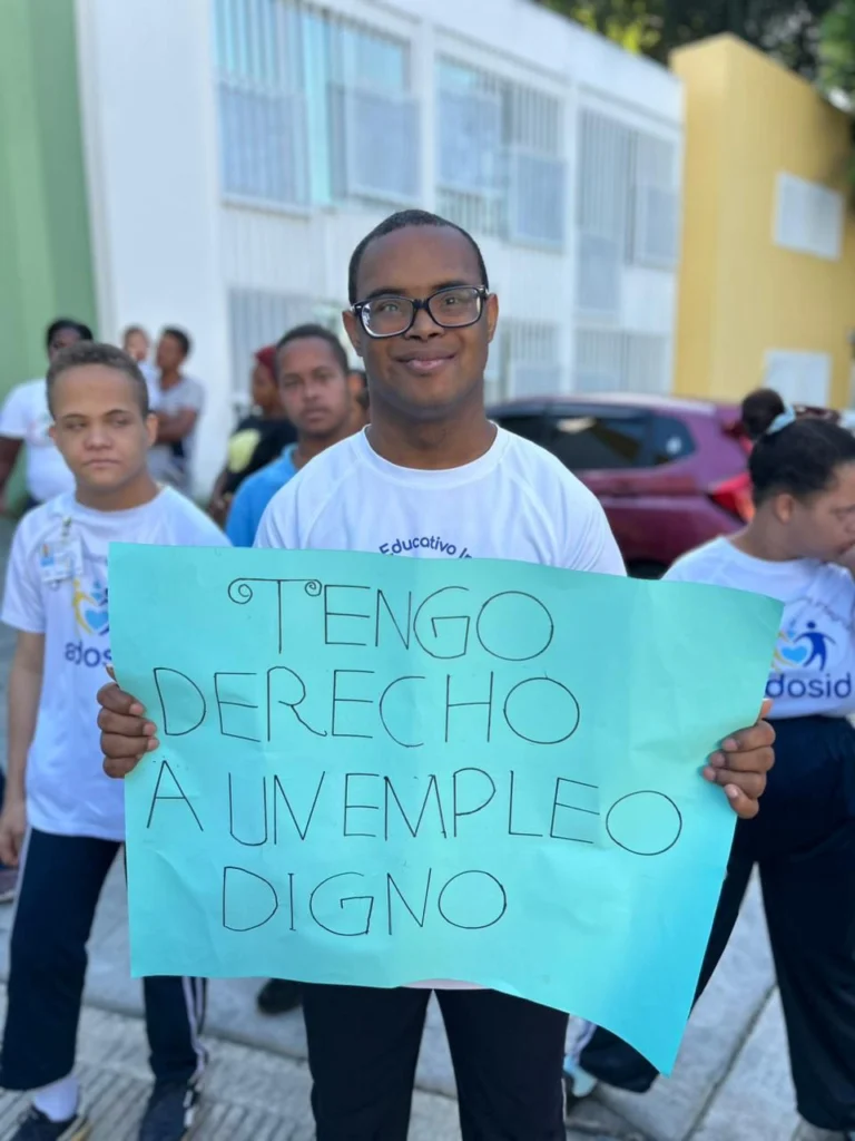 ADOSID realiza caminata por la inclusión en SDN en el Día de personas con discapacidad