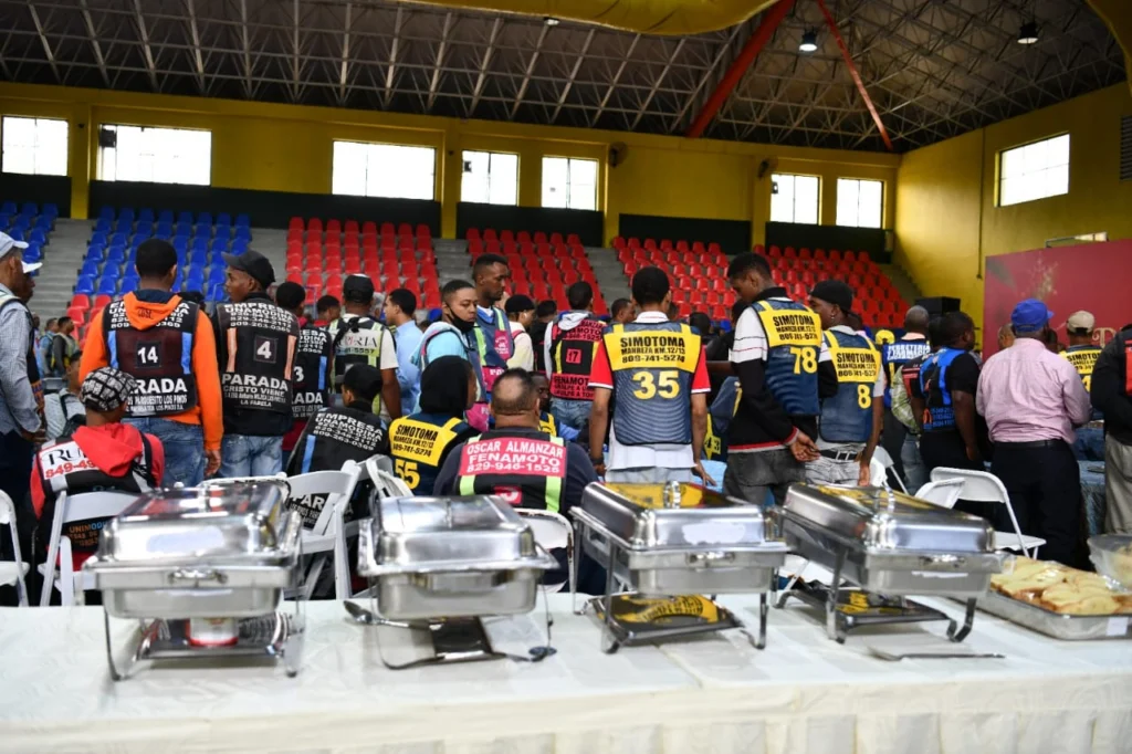 Abinader comparte almuerzo navideño con motoconchistas (Fotos de Danny Polanco)